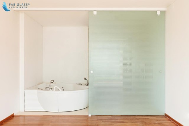 Tempatkan kotak kaca yang dipartisi untuk menyembunyikan area fungsional kamar mandi Anda