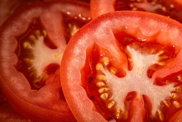 sliced tomatoes in half