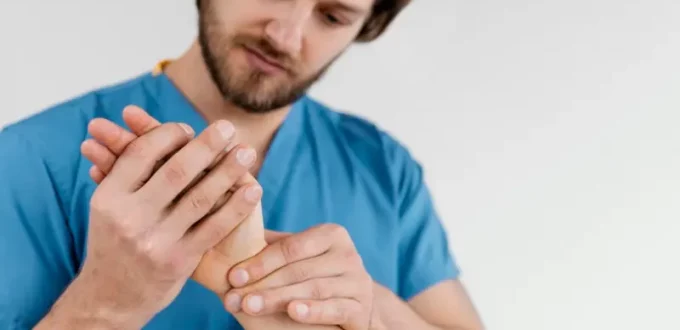 De Quervain's Tenosynovitis: Causes, Symptoms & Treatment